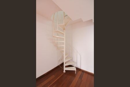 Apartamento para alugar com 180m², 3 quartos e 1 vagaEscada