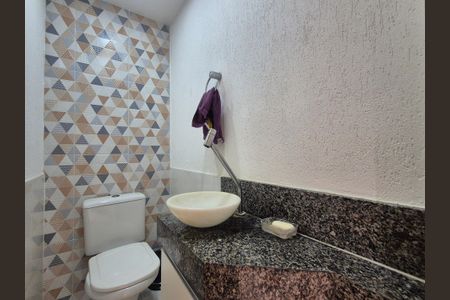 Casa de condomínio à venda com 180m², 3 quartos e 1 vagaLavabo 