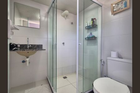 Casa de condomínio à venda com 180m², 3 quartos e 1 vagaBanheiro 
