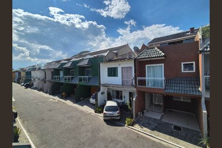 Casa de condomínio à venda com 180m², 3 quartos e 1 vagaVista 