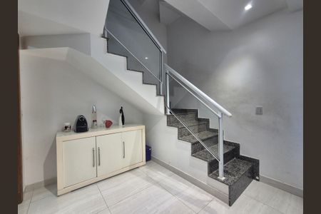 Casa de condomínio à venda com 180m², 3 quartos e 1 vagaEscada 