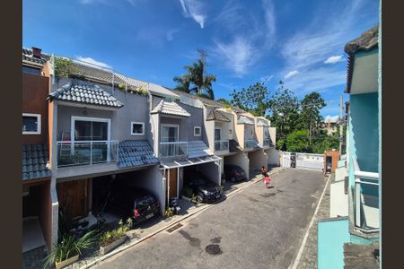 Casa de condomínio à venda com 180m², 3 quartos e 1 vagaVista 