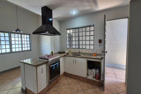 Casa à venda com 240m², 3 quartos e 2 vagasCozinha 