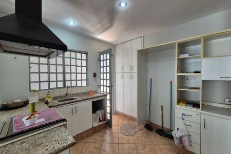 Casa à venda com 240m², 3 quartos e 2 vagasCozinha 