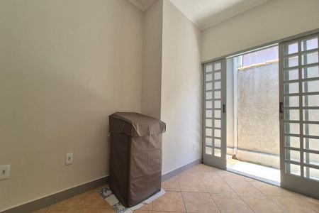 Casa à venda com 240m², 3 quartos e 2 vagasEscritório 