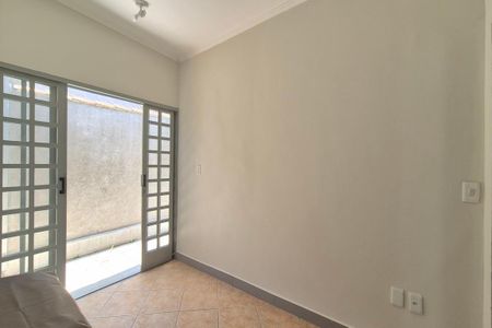 Casa à venda com 240m², 3 quartos e 2 vagasEscritório 