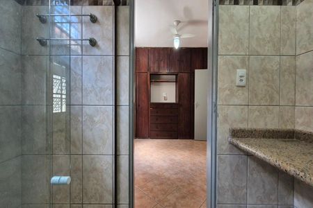 Casa à venda com 240m², 3 quartos e 2 vagasBanheiro da Suíte