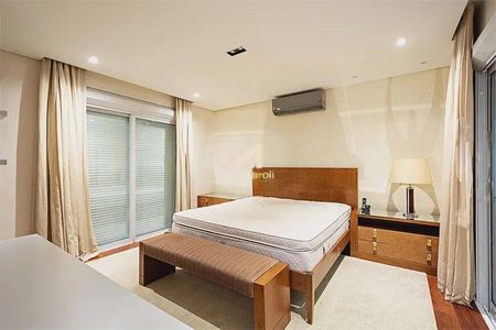 Casa à venda com 4 quartos, 330m² em Vila Nova Conceição, São Paulo