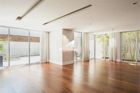 Casa à venda com 4 quartos, 330m² em Vila Nova Conceição, São Paulo