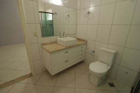 Casa de condomínio à venda com 290m², 3 quartos e 5 vagasBanheiro 