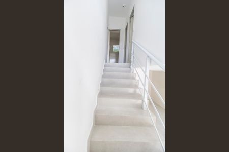 Casa para alugar com 75m², 2 quartos e 1 vaga Casa para alugar com 75m², 2 quartos e 1 vagaEscada