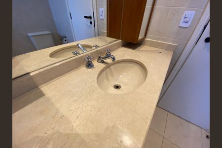 Apartamento para alugar com 140m², 2 quartos e 3 vagasBanheiro da Suíte 2