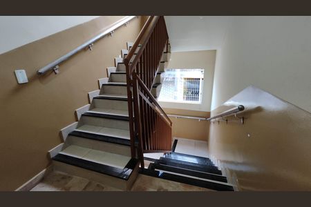 Apartamento para alugar com 84m², 2 quartos e sem vagaEscada