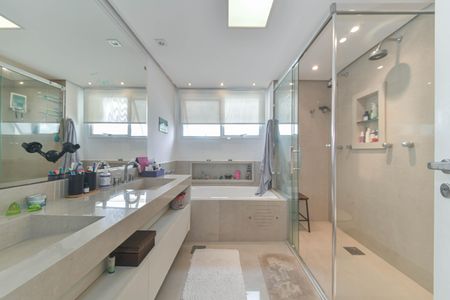 Apartamento à venda com 214m², 4 quartos e 4 vagasBanheiro da Suíte 4