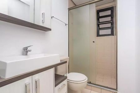 Banheiro  de apartamento para alugar com 2 quartos, 54m² em Glória, Porto Alegre