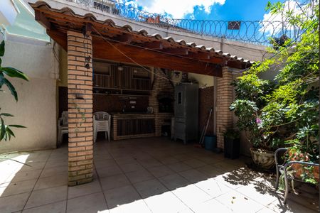 Casa à venda com 230m², 3 quartos e 3 vagas Casa à venda com 230m², 3 quartos e 3 vagasQuintal e Churrasqueira