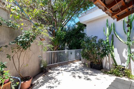 Casa à venda com 230m², 3 quartos e 3 vagas Casa à venda com 230m², 3 quartos e 3 vagasQuintal e Churrasqueira