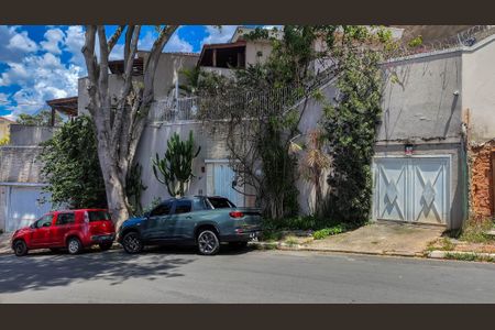 Casa à venda com 230m², 3 quartos e 3 vagas Casa à venda com 230m², 3 quartos e 3 vagasFachada