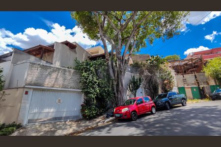 Casa à venda com 230m², 3 quartos e 3 vagas Casa à venda com 230m², 3 quartos e 3 vagasFachada