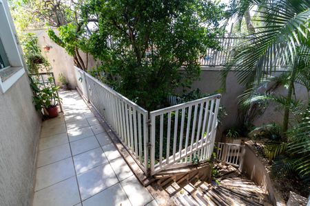 Casa à venda com 230m², 3 quartos e 3 vagas Casa à venda com 230m², 3 quartos e 3 vagasQuintal - Escada