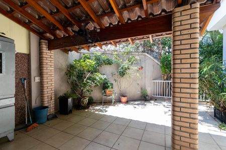 Casa à venda com 230m², 3 quartos e 3 vagas Casa à venda com 230m², 3 quartos e 3 vagasQuintal e Churrasqueira