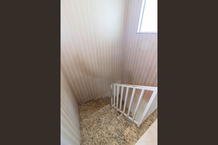 Casa à venda com 230m², 3 quartos e 3 vagas Casa à venda com 230m², 3 quartos e 3 vagasEscada