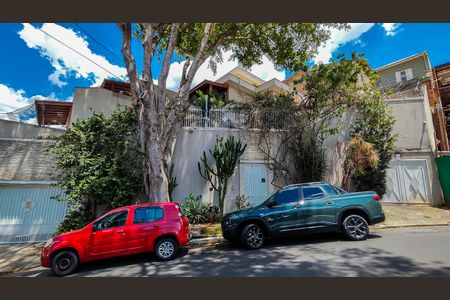 Casa à venda com 230m², 3 quartos e 3 vagas Casa à venda com 230m², 3 quartos e 3 vagasFachada