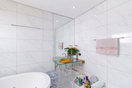 Casa à venda com 180m², 3 quartos e 2 vagas Casa à venda com 180m², 3 quartos e 2 vagasBanheiro da suíte