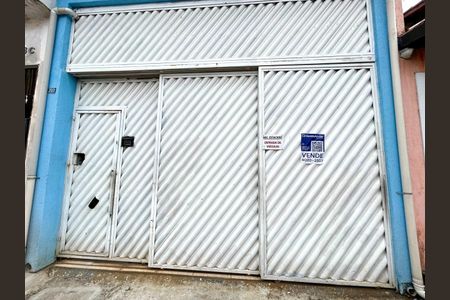 Casa à venda com 240m², 4 quartos e 6 vagasPlaca instalada na fachada do imóvel 