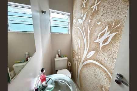 Casa à venda com 240m², 4 quartos e 6 vagasBanheiro 2