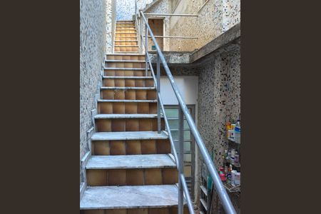 Casa de condomínio à venda com 167m², 3 quartos e sem vagaEscada