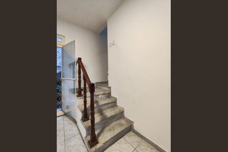 Casa de condomínio à venda com 167m², 3 quartos e sem vagaEscada