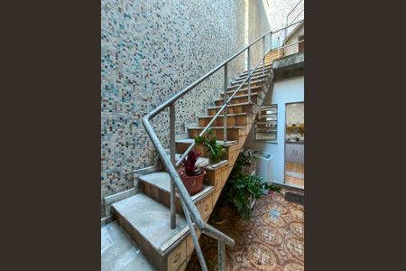 Casa de condomínio à venda com 167m², 3 quartos e sem vagaEscada