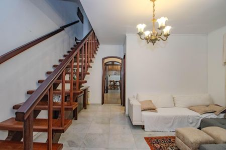 Casa para alugar com 240m², 4 quartos e 2 vagasSala