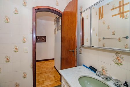 Casa para alugar com 240m², 4 quartos e 2 vagasBanheiro Social