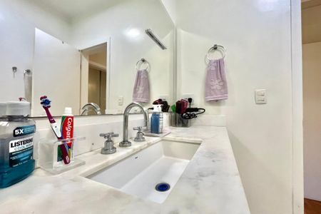 Casa à venda com 225m², 3 quartos e 2 vagas Casa à venda com 225m², 3 quartos e 2 vagasBanheiro da Suíte