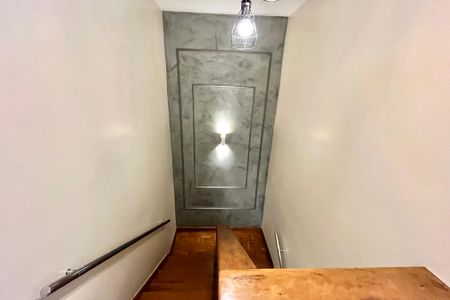 Casa à venda com 225m², 3 quartos e 2 vagas Casa à venda com 225m², 3 quartos e 2 vagasEscada