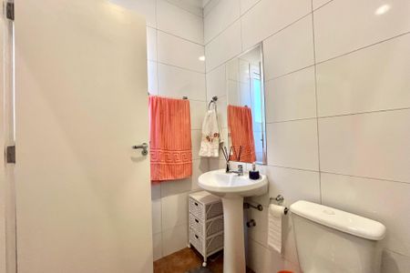 Casa à venda com 225m², 3 quartos e 2 vagas Casa à venda com 225m², 3 quartos e 2 vagasBanheiro da Suíte de Serviço