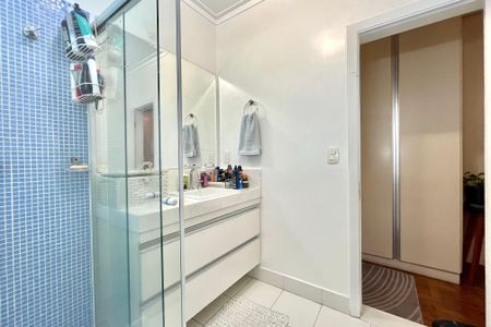 Casa à venda com 225m², 3 quartos e 2 vagas Casa à venda com 225m², 3 quartos e 2 vagasBanheiro Corredor