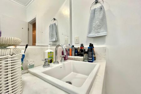 Casa à venda com 225m², 3 quartos e 2 vagas Casa à venda com 225m², 3 quartos e 2 vagasBanheiro Corredor