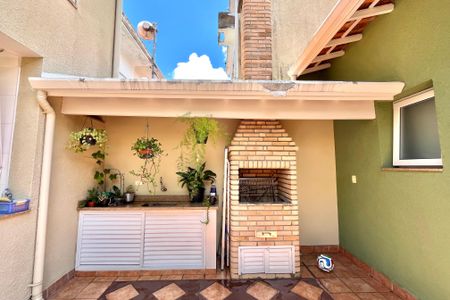 Casa à venda com 225m², 3 quartos e 2 vagas Casa à venda com 225m², 3 quartos e 2 vagasChurrasqueira