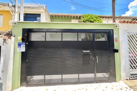 Casa à venda com 225m², 3 quartos e 2 vagas Casa à venda com 225m², 3 quartos e 2 vagasFachada