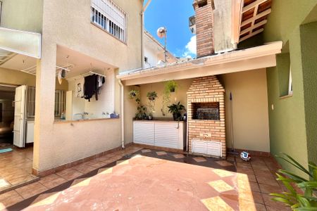 Casa à venda com 225m², 3 quartos e 2 vagas Casa à venda com 225m², 3 quartos e 2 vagasQuintal