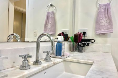 Casa à venda com 225m², 3 quartos e 2 vagas Casa à venda com 225m², 3 quartos e 2 vagasBanheiro da Suíte