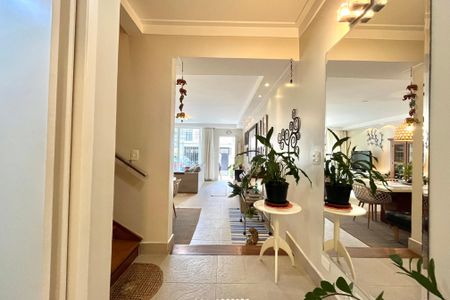 Casa à venda com 225m², 3 quartos e 2 vagas Casa à venda com 225m², 3 quartos e 2 vagasCorredor