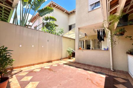 Casa à venda com 225m², 3 quartos e 2 vagas Casa à venda com 225m², 3 quartos e 2 vagasQuintal