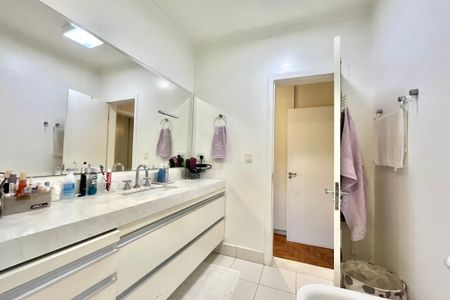 Casa à venda com 225m², 3 quartos e 2 vagas Casa à venda com 225m², 3 quartos e 2 vagasBanheiro da Suíte