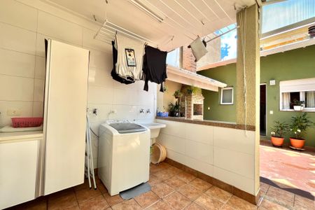 Casa à venda com 225m², 3 quartos e 2 vagas Casa à venda com 225m², 3 quartos e 2 vagasÁrea de Serviço