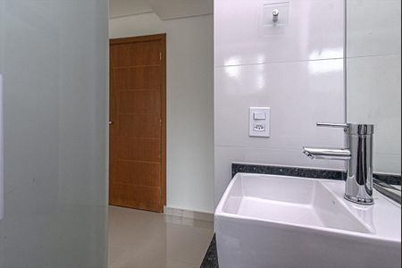 banheiro social_4 de apartamento para alugar com 1 quarto, 33m² em Vila Moinho Velho, São Paulo