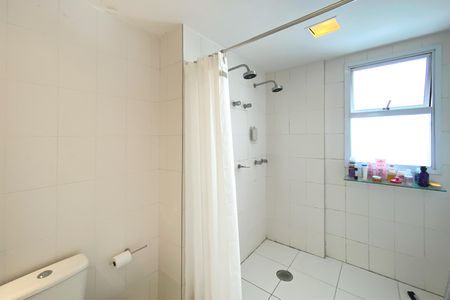 Apartamento à venda com 219m², 4 quartos e 4 vagasBanheiro da Suíte 1